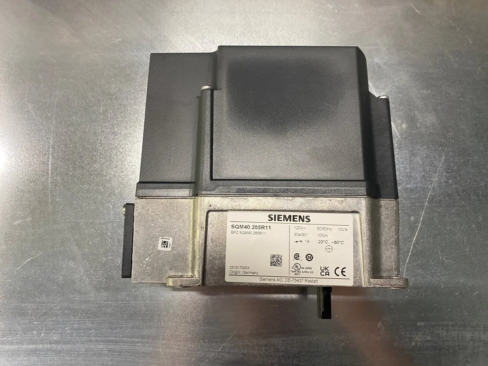 Siemens SQM40 valve actuator, nameplate up, on the shop bench